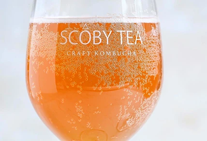 グラスに入ったscoby-tea