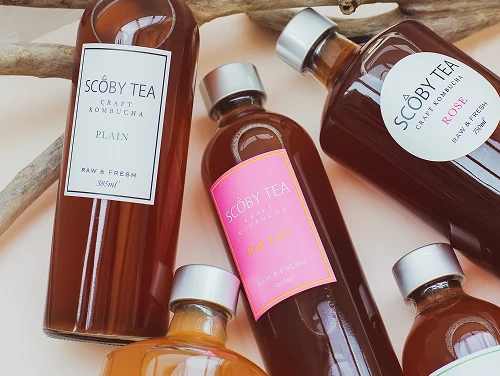 美しくデザインされたラベルがはられたscoby-teaが入ったボトル