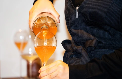scoby-teaをグラスに注いでいる
